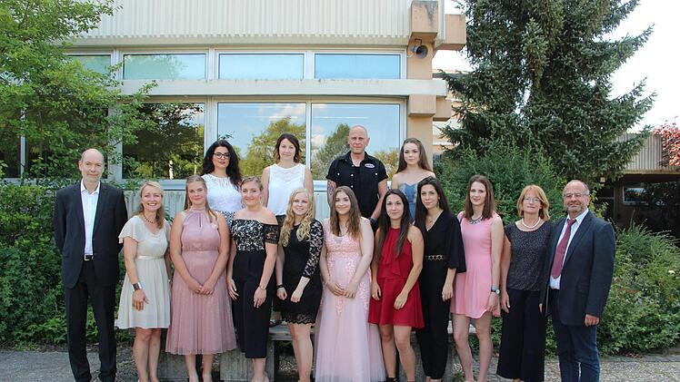 Die Jahrgangsbesten an den Berufsfachschulen für Ernährung und Versorgung, Sozialpflege und Kinderpflege wurden  von ihren Lehrern ausgezeichnet.Heike Beudert