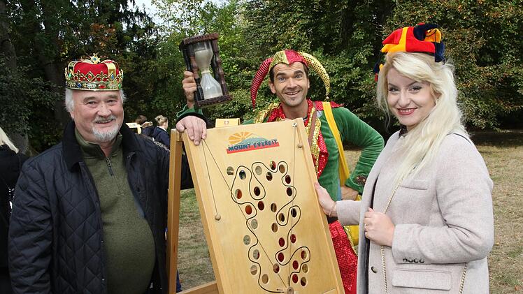 Willi Oberender, der Hofnarr und Franziska Bartl Foto: Desombre