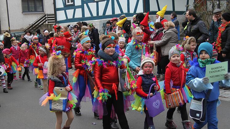 Die Bambini-Tanzgruppe marschierte als Papageien mit.