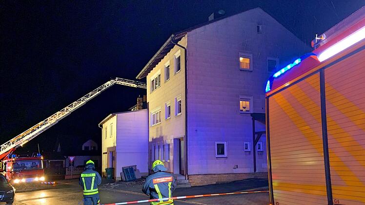 In Dörfles-Esbach ist das Dach eines Gebäudes teilweise abgedeckt worden. - Fotos: Feuerwehr Dörfles-Esbach
