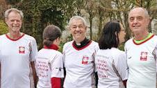 Als ihn das Team Caritas besuchte, zog auch Erzbischof Ludwig Schick (Mitte) ein Team-T-Shirt über.  Foto: Erzbistum