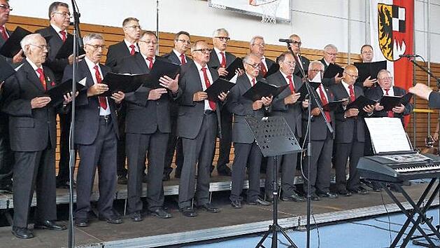 Die Gastgeber Fidelia Münchaurach mit dem Chorleiter Waldemar Welker Fotos: Richard Sänger