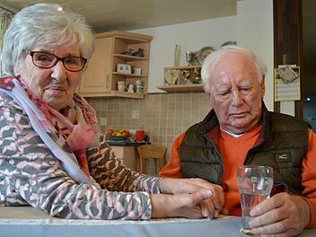 Die 80-jährige Gerda Gebhardt pflegt seit sieben Jahren ihren Mann Hans zu Hause in Kirchehrenbach - eine körperlich und seelisch belastende Aufgabe. Foto: Ronald Heck
