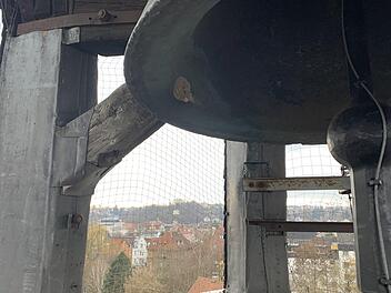 Im Turm der Heilig-Kreuz-Kirche: Links am Rand der Glocke ist deutlich die Vertiefung  zu erkennen.