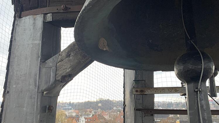 Im Turm der Heilig-Kreuz-Kirche: Links am Rand der Glocke ist deutlich die Vertiefung  zu erkennen.