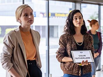 Kümmern sich vor Ort um Briten, denen Schwierigkeiten in Barcelona begegnen: Laura Simmonds (Sophie Rundle, links) und Alba Ortiz (Serena Manteghi) warten am Flughafen auf einen Vater, der wegen des Unfalltodes seines Sohnes anreist.