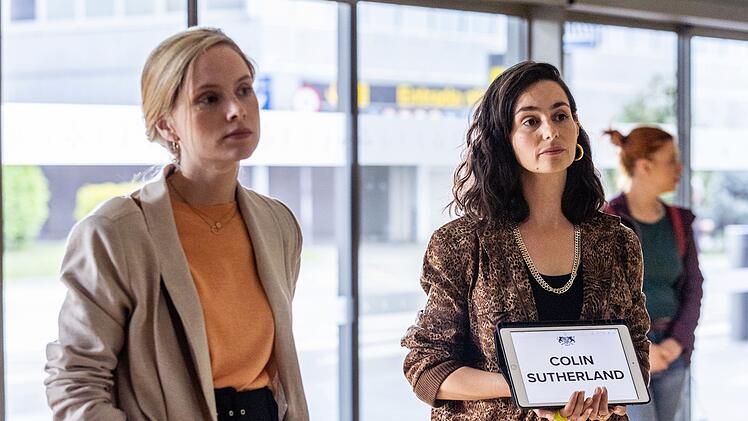 Kümmern sich vor Ort um Briten, denen Schwierigkeiten in Barcelona begegnen: Laura Simmonds (Sophie Rundle, links) und Alba Ortiz (Serena Manteghi) warten am Flughafen auf einen Vater, der wegen des Unfalltodes seines Sohnes anreist.