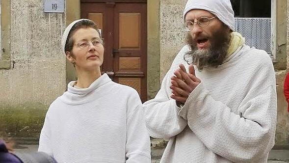 Die Eltern der Sektenkinder, Bärbel und Peter, stellten sich gestern  den Menschen, die eine Mahnwache vor ihrem Haus (im Hintergrund) in Lonnerstadt abhielten.   Die Mitglieder der Sekte "Neue Weltdiener" verteidigen ihre Lebensweise und sprechen von Lügen  der Medien. Foto: Barbara Herbst