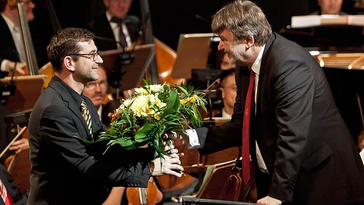 Blumen zur Verabschiedung in den Ruhestand überreiche Intendant Bodo Busse an Hans Stähli.