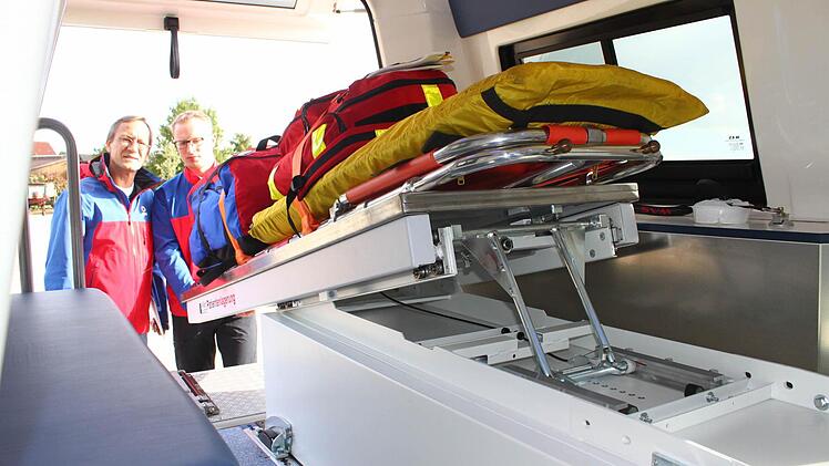 Das neue Rettungsfahrzeug der Bergwacht Kulmbach, ein VW-Amarok, eignet sich nicht nur für den Krankentransport, ...