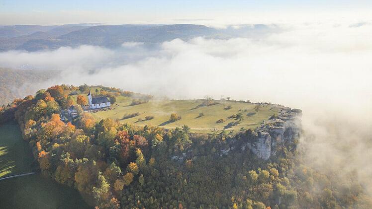 Der Staffelberg im Herbstnebel