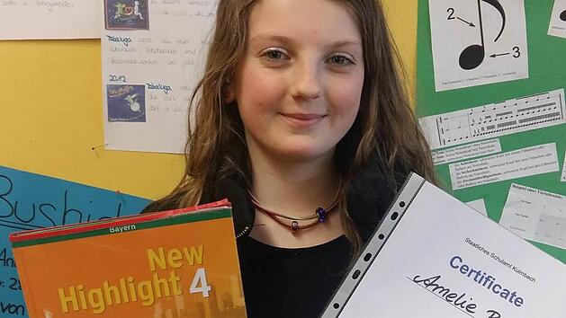 Die Siegerin Amelie Brand mit dem Englischbuch, aus dem sie vorlas.  Foto: Hannah Zenk