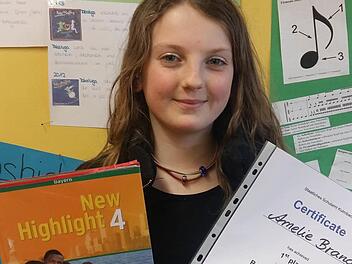 Die Siegerin Amelie Brand mit dem Englischbuch, aus dem sie vorlas.  Foto: Hannah Zenk