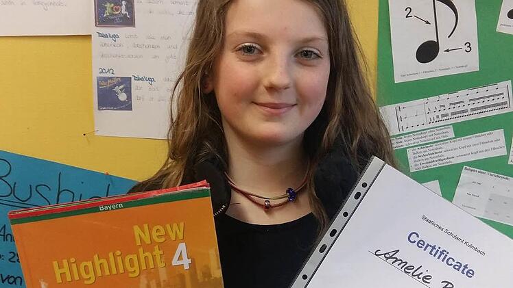 Die Siegerin Amelie Brand mit dem Englischbuch, aus dem sie vorlas.  Foto: Hannah Zenk