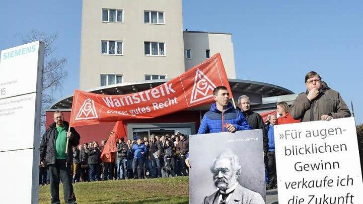 Nicht im Sinne des Erfinders. Siemens-Mitarbeiter zitieren den Unternehmensgründer in Bezug auf den geplanten Stellenabbau.  Text/Foto: Stefan Kritzer