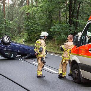 Autofahrer kommt von Fahrbahn ab und überschlägt sich