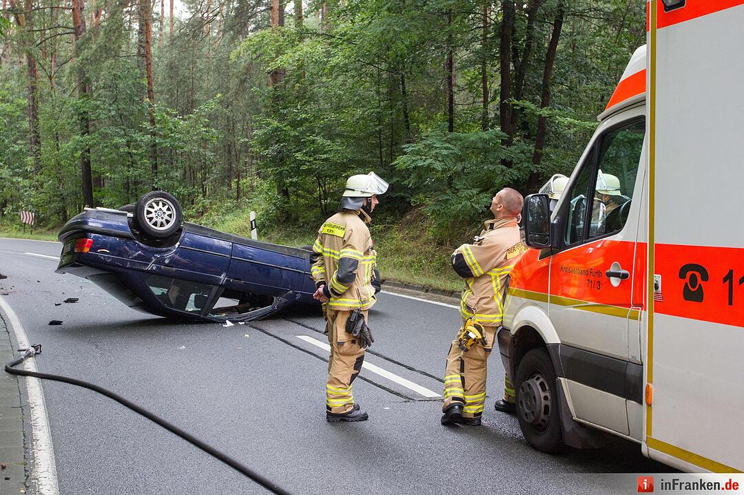 Autofahrer kommt von Fahrbahn ab und überschlägt sich