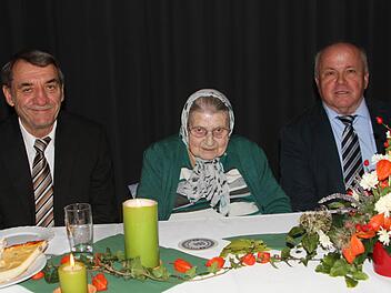 Gratulanten zum 95. Geburtstag von Ida Wagenhäuser waren auch stellvertretender. Landrat Oskar Ebert (links) und Bürgermeister Karl Heinz Kandler (rechts). Foto: Günther Geiling