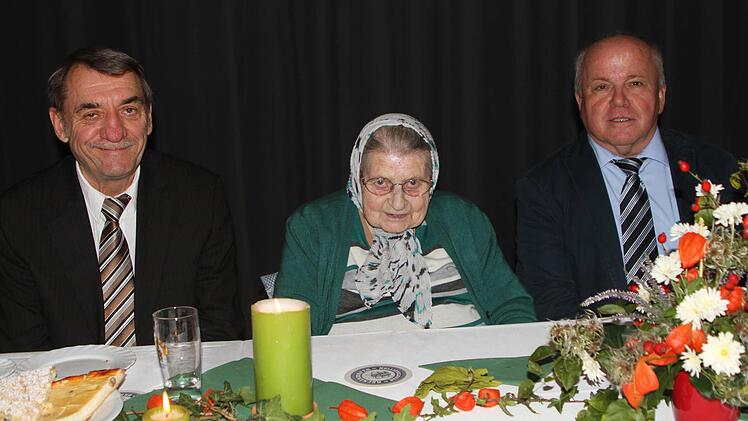 Gratulanten zum 95. Geburtstag von Ida Wagenhäuser waren auch stellvertretender. Landrat Oskar Ebert (links) und Bürgermeister Karl Heinz Kandler (rechts). Foto: Günther Geiling