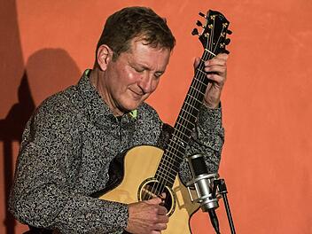 Der Gitarrist Thomas Schaller gastierte in der Reihe "Cultur im Contakt" in Coburg. Foto: Jochen Berger