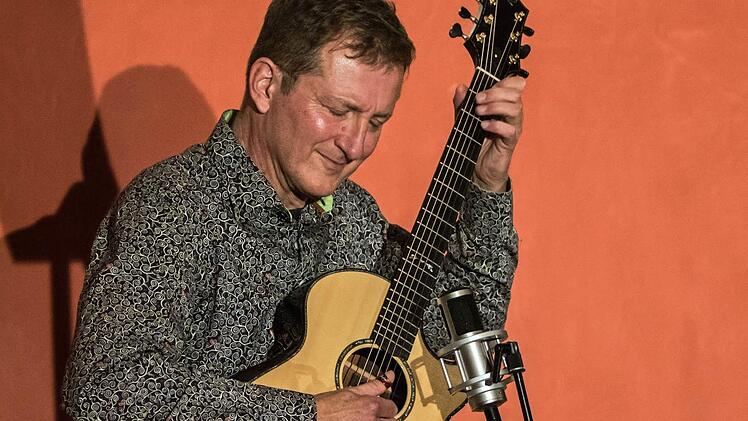 Der Gitarrist Thomas Schaller gastierte in der Reihe "Cultur im Contakt" in Coburg. Foto: Jochen Berger