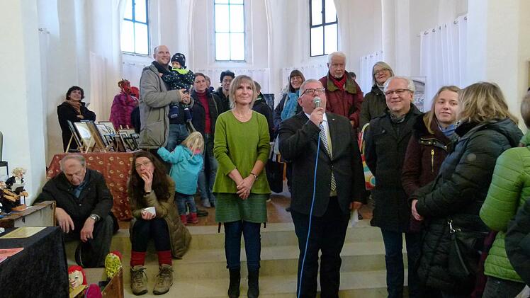 Bürgermeister Metzner und Bettina Kröner eröffnen den Adventsmarkt in der Johanniskapelle. Foto: Krüger-Hundrup