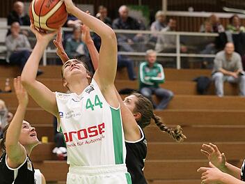 DJK-Centerin Victoria Waldner (wei&szlig;es Trikot) hat sich in dieser Saison bereits 100 Abpraller geangelt. F&uuml;r die US-Amerikanerin bedeutet dies im Schnitt starke 8,3 Rebounds pro Spiel. Foto: sportpres