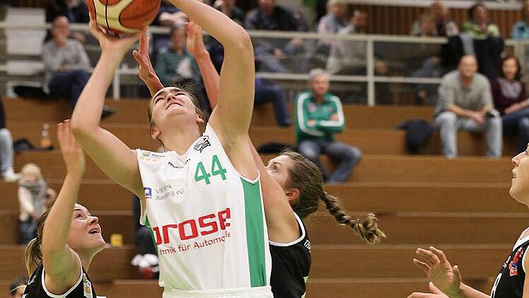 DJK-Centerin Victoria Waldner (wei&szlig;es Trikot) hat sich in dieser Saison bereits 100 Abpraller geangelt. F&uuml;r die US-Amerikanerin bedeutet dies im Schnitt starke 8,3 Rebounds pro Spiel. Foto: sportpres