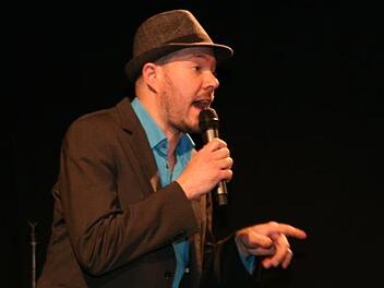 Markus Wolff zeigte zum zweiten Mal im "Kleinkunst-Brettla" unterhaltsam bis zynisch, wie der Musikbetrieb produziert. Foto: Klaus Klaschka
