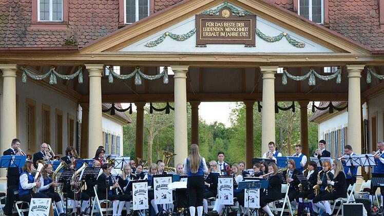 Das Jugendblasorchester Scholz aus Geroda unterhielt die Besucher im Kurpark mit flotten Weisen. Foto: Björn Hein