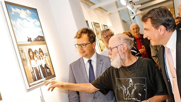 Werner Kohn erläutert Zweitem Bürgermeister Christian Lange (links) und dem Kunsthistoriker Matthias Liebel seine Exponate. Foto: Matthias Hoch