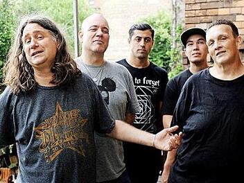 Hatten sich gemeinsam auf Coburg gefreut: "The Adolescents" mit Steve Soto (rechts), der am 27. Juni gestorben ist.  Foto: Rolf Krebs