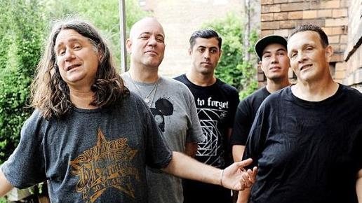 Hatten sich gemeinsam auf Coburg gefreut: "The Adolescents" mit Steve Soto (rechts), der am 27. Juni gestorben ist.  Foto: Rolf Krebs