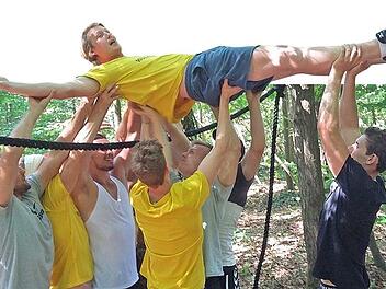 Bei einer Teambuildingsmaßnahme soll eine erfolgreiche Strategie entwickelt werden. Die Spieler mussten über ein Seil gelangen, ohne es zu berühren. Zwei Spielern wurden die Augen verbunden, Markus Hagelin darüber gehoben.  Foto: privat