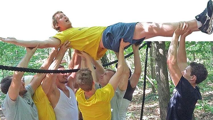 Bei einer Teambuildingsmaßnahme soll eine erfolgreiche Strategie entwickelt werden. Die Spieler mussten über ein Seil gelangen, ohne es zu berühren. Zwei Spielern wurden die Augen verbunden, Markus Hagelin darüber gehoben.  Foto: privat