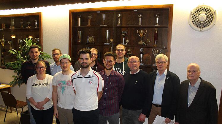 Der SV Riedenberg ehrte mit der Nadel in Silber für 25 Jahre Mitgliedschaft            Dominik Fröhlich (hinten von links) und Matthias Fischer (vorne ab 2. von links) Max Schultheiss, Dominik Bauer, Fabian Seuring und Uwe Heinze. Foto: BIanca May