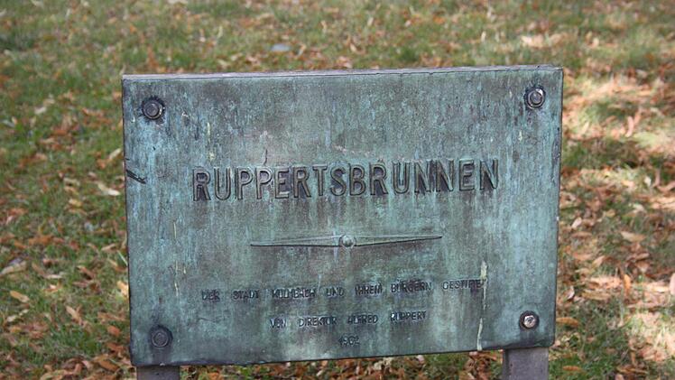 Eine Bronzeplatte erinnert an den Spender. Foto: Erich Olbrich