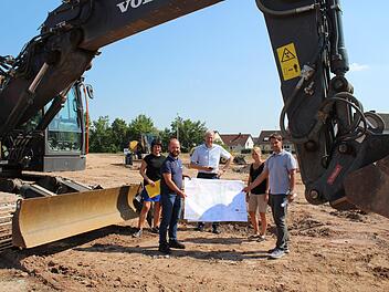 Bauamtsleiterin Silke Stadter, Bauleiter Hannes Lugschi, Bürgermeister German Hacker, Sonja Dietz vom Bauamt und Christian Siebenhaar vom Büro GBI bei der Baustellenbegehung (von links). Verena Stephan