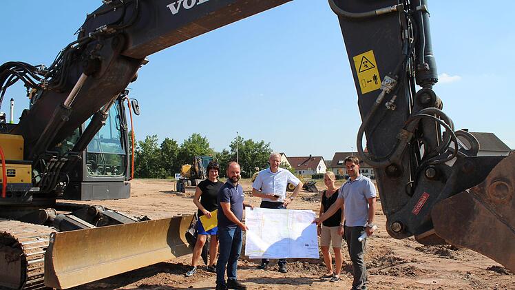 Bauamtsleiterin Silke Stadter, Bauleiter Hannes Lugschi, Bürgermeister German Hacker, Sonja Dietz vom Bauamt und Christian Siebenhaar vom Büro GBI bei der Baustellenbegehung (von links). Verena Stephan