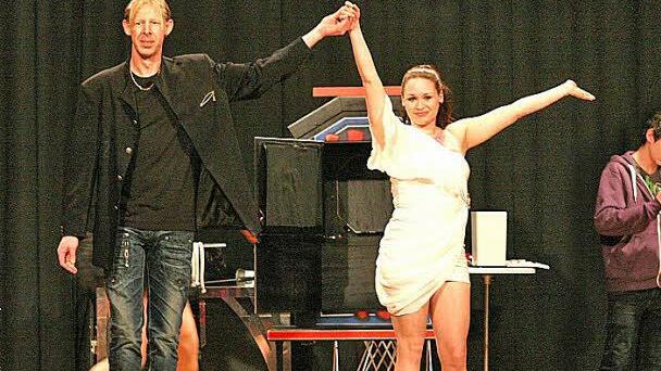 Assistentin Sarah kommt heil aus der Kiste