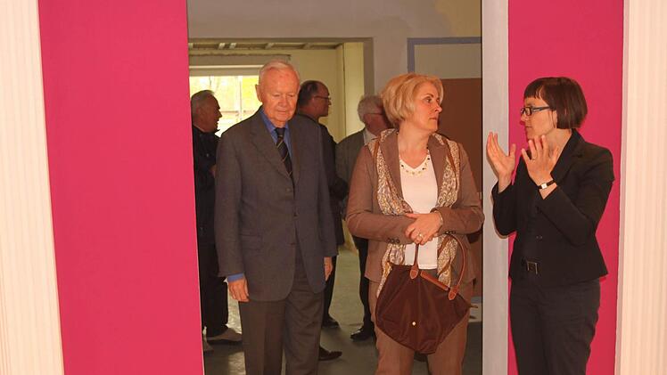 Maler Klee präsentiert mit Innenarchitektin Andritschke (rechts) schon einmal seine neuen Ausstellungsräume, an deren Entstehen auch die Schreinerei Müller beteiligt war.