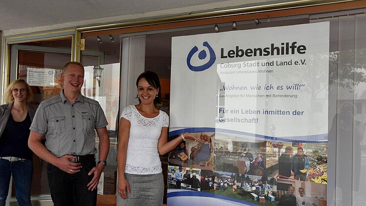 Die Lebenshilfe Coburg hat ihr Angebot um die Aufgaben des Fördervereins der integrative Schule erweitert. Die Mitarbeiter Rebecca Eckert, Sebastian Schelhorn und Katerina Arca (von links) beraten in der Rosengasse 11 in Coburg.Foto: Gabi Arnold