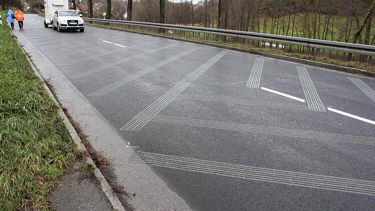 Die Fräsrillen auf der B85 bei Weißenbrunn sind an die geringe Straßenneigung angepasst. Foto: Friedwald Schedel