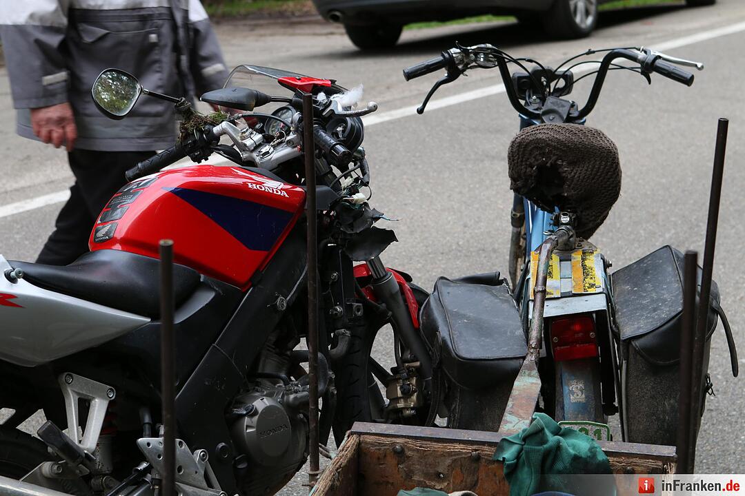 Motorrad und Moped kollidieren bei Pleinfeld