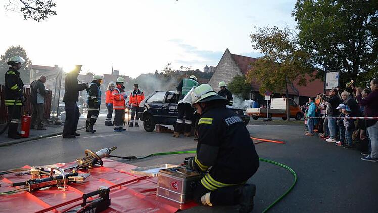 Mit Interesse bestaunen auch zahlreiche Zuschauer den schweißtreibenden Einsatz mit schweren hydraulischen Rettungsgeräten beim Demontieren eines PKW um verletzte eingeklemmte Personen bergen zu können. Foto: Karl-Heinz Hofmann
