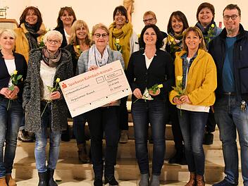 1500 Euro spendete der Chor "El Shalom" an den Hospizverein Kronach, vertreten durch Koordinatorin Annette Hümmer (im Bild, vorne in der Mitte).  Foto: K.- H. Hofmann