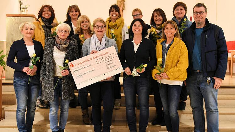 1500 Euro spendete der Chor "El Shalom" an den Hospizverein Kronach, vertreten durch Koordinatorin Annette Hümmer (im Bild, vorne in der Mitte).  Foto: K.- H. Hofmann
