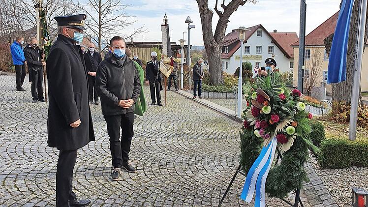 Im Aisch legten Ralf Olmesdahl (l.) und Karsten Fischkal einen Kranz am Kriegerdenkmal nieder, Fotos: Johanna Blum