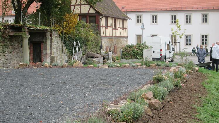 Im ehemaligen Klostergarten entsteht auch eine Freilichtbühne , die vielseitig verwendbar ist.    Foto: Winfried Ehling