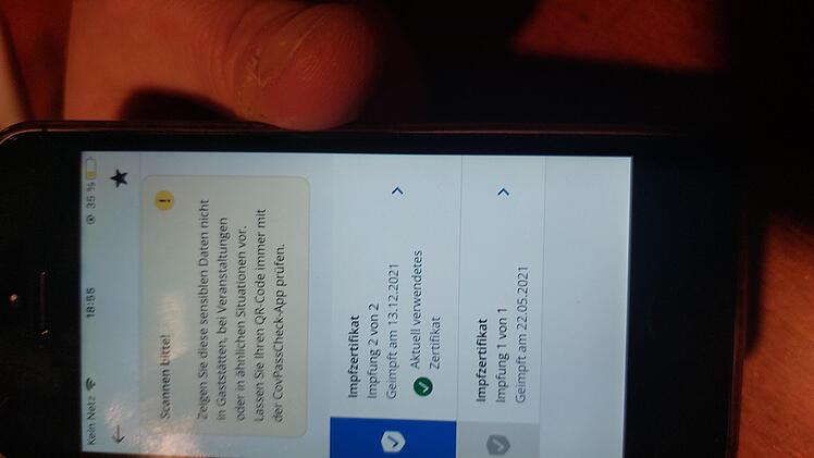 Hier wurde ebenfalls zuerst Johnson & Johnson, anschlie&szlig;end moderna geimpft. Hier zeigt das Zertifikat in der App die Grundimmunisierung an, was laut Stiko korrekt ist.